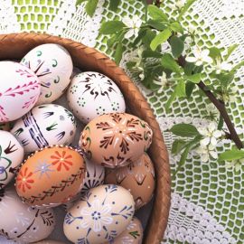 Velikonoční ubrousky - vajíčka v ošatce