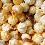 Karamelový popcorn s kousky ořechů