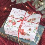 Vánoční balicí papír - Od Ježíška (vánoční květy)