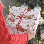 Vánoční balicí papír - Od Ježíška (vánoční květy)
