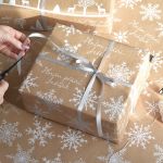 Kraftový vánoční balicí papír - Plním přání. Ježíšek (vločky) - ( 2 XXL archy)