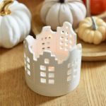 Bílý porcelánový svícen - domeček
