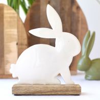 Kovový zajíc Glenn na podstavci, délka 15 cm, výška 18,5 cm, bílý