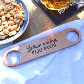 Dřevěný otvírák - Šetřím vodou, piju pivo.